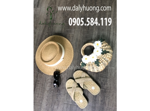 Giỏ lục bình đan thưa gắn hoa cúc