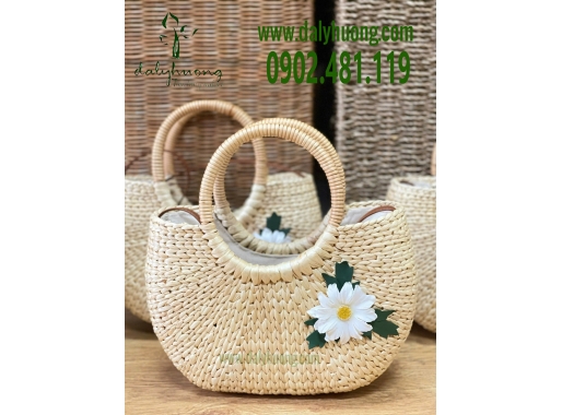 Giỏ bầu se quai mây gắn hoa cúc trắng