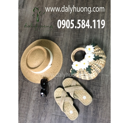 Giỏ lục bình đan thưa gắn hoa cúc