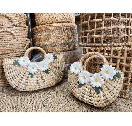 Giỏ lục bình đan thưa gắn hoa cúc