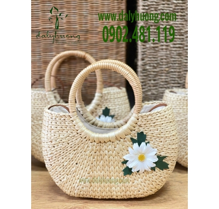 Giỏ bầu se quai mây gắn hoa cúc trắng
