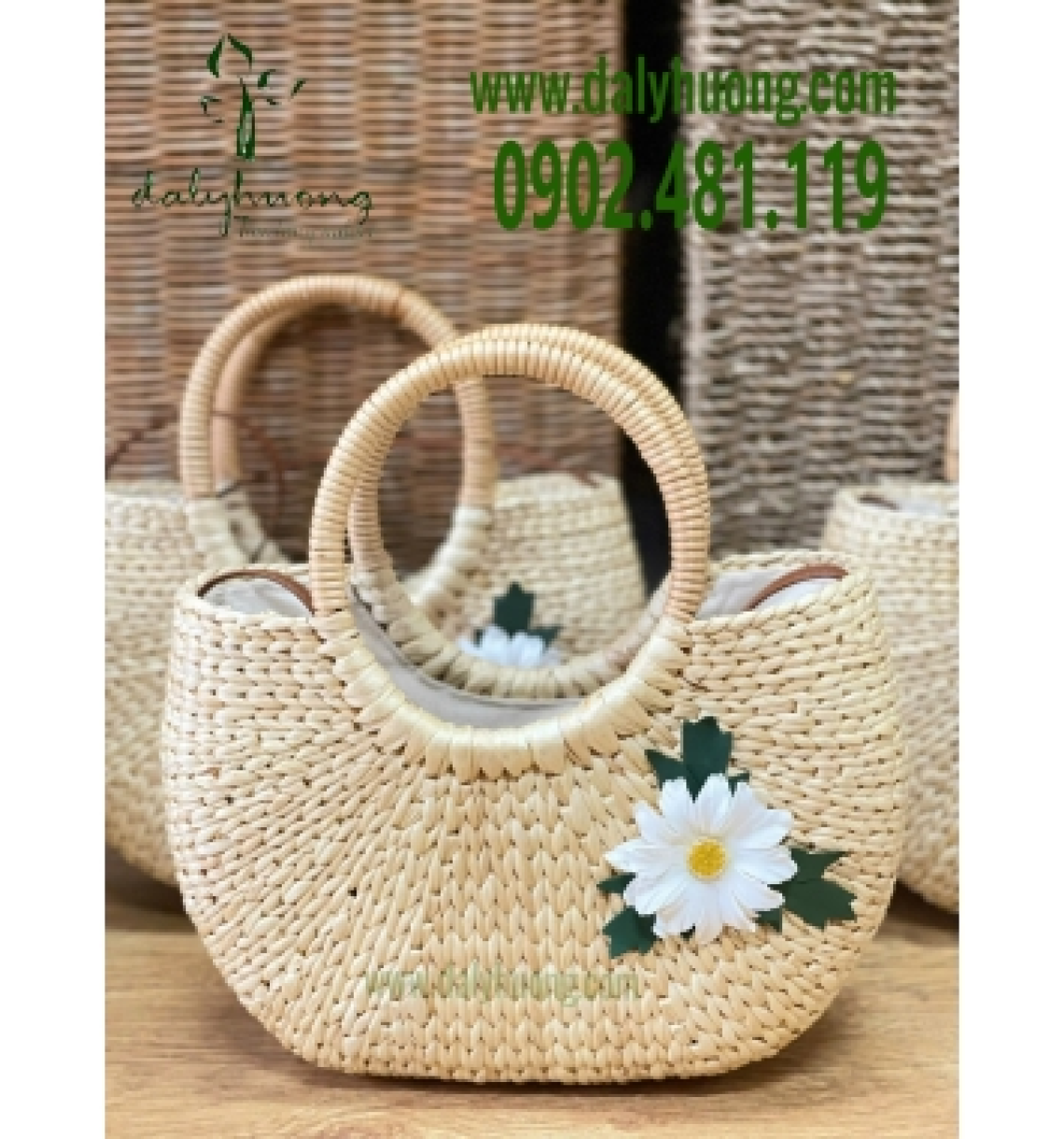 Giỏ bầu se quai mây gắn hoa cúc trắng