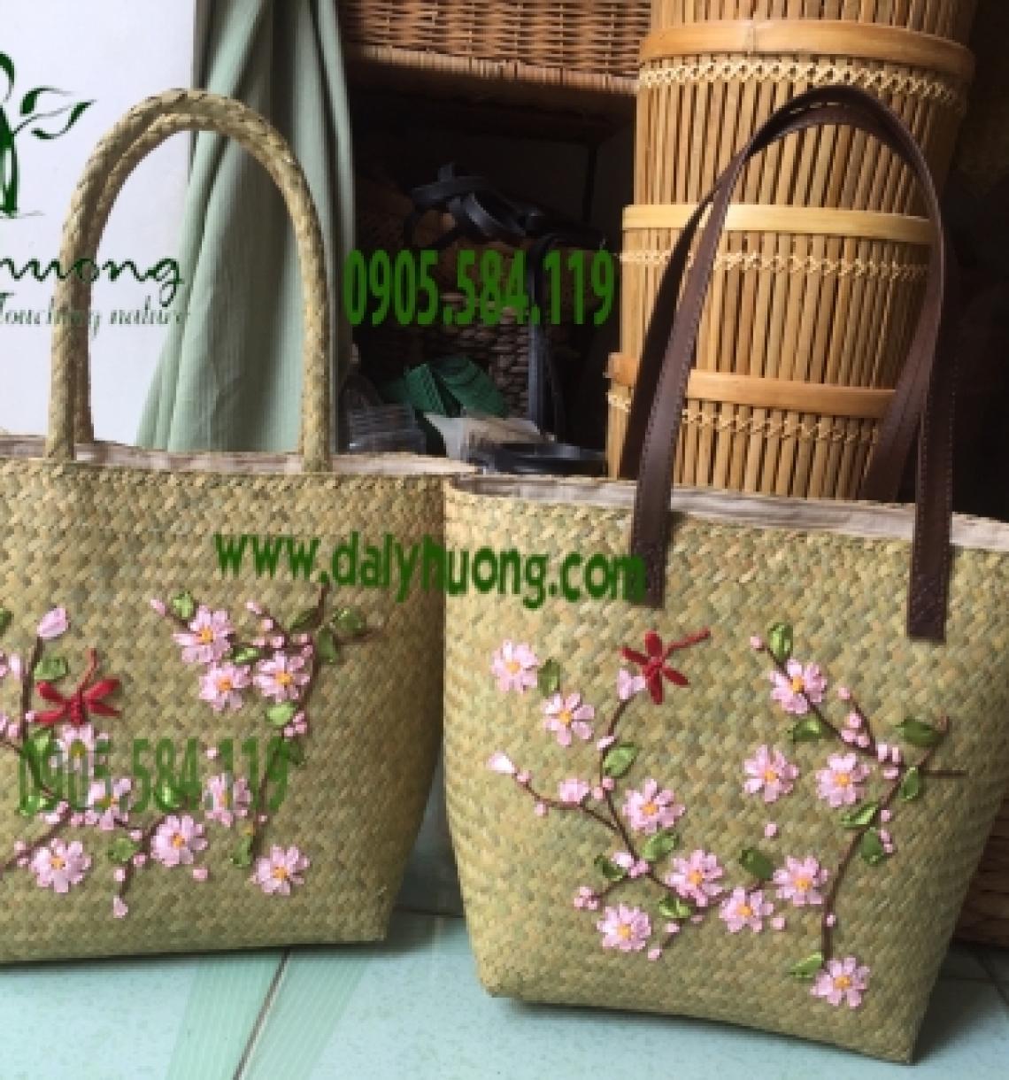 Giỏ cỏ bàng thêu hoa đào