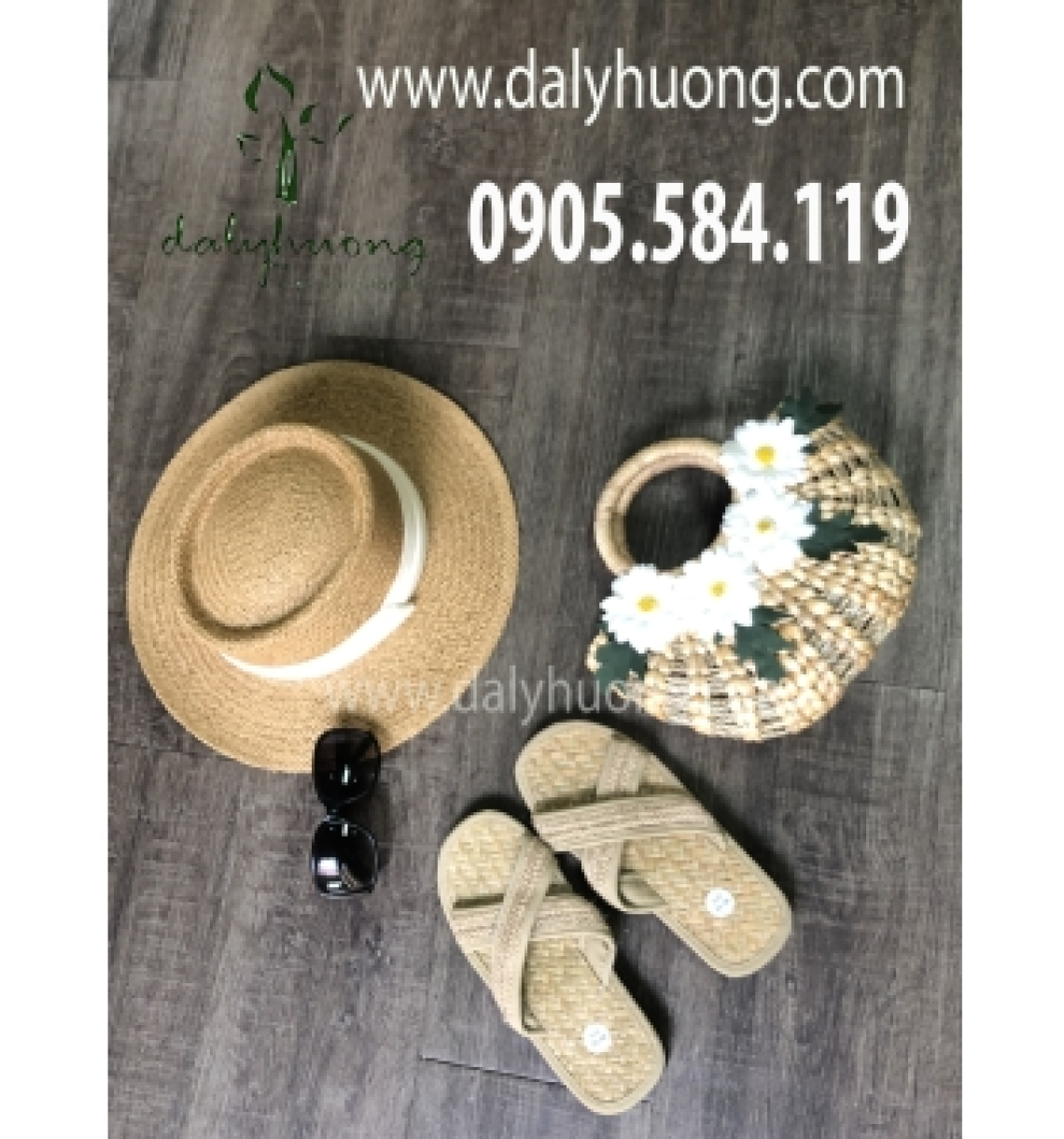 Giỏ lục bình đan thưa gắn hoa cúc