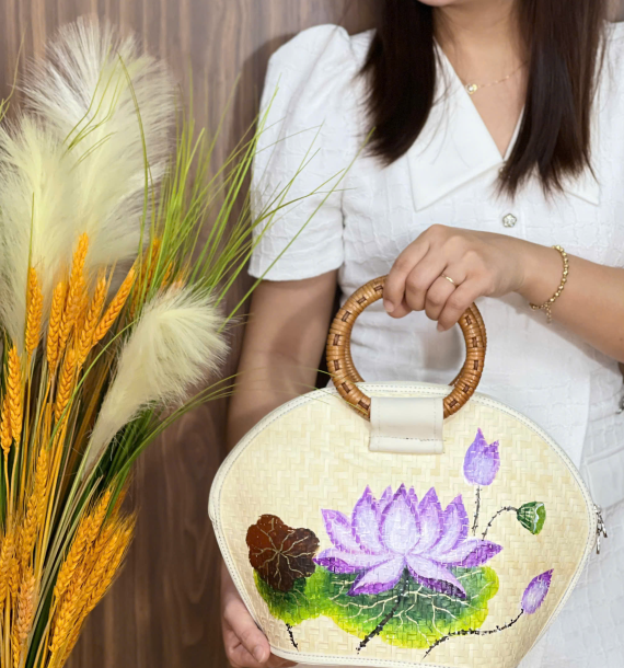 Giỏ buông thêu hoa
